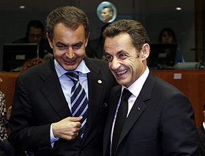 Zapatero y Sarkozy charlan amigablemente en la reunión del pasado día 15 de los líderes europeos. (Foto: REUTERS)