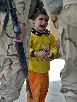 Una niña iraqui llora entre dos soldados norteamericanos. (Foto: Anja Niedringhaus)