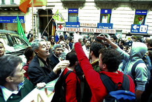 Varios manifestantes han increpado a los representantes de C's. (Foto: Quique García)