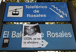 Un cartel con una fotografía del joven asesinado cerca de la discoteca El Balcón de Rosales. (S. González)