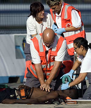 Personal médico atiende a un inmigrante en el Puerto de los Cristianos, en Tenerife. (Foto: REUTERS)