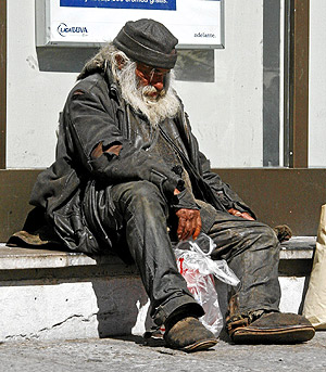 Un anciano sin hogar, en una calle de León. (Foto: la Fototeka)