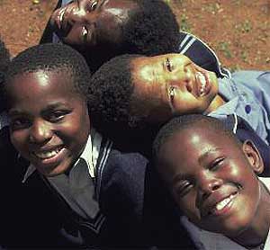 Niños africanos juegan en un centro escolar. (Foto: Unicef/ Pirozzi)