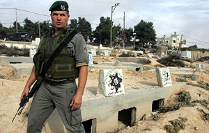 Soldados israel�es ante las tumbas de Hebr�n (Cisjordania) profanadas por colonos israel�es. (Foto: AFP)