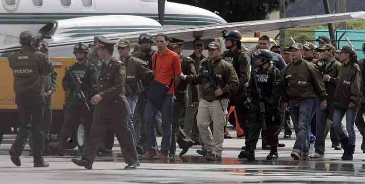 David Murcia, durante su extradición a Colombia, rodeado de varias decenas de policías. (Foto: EFE)