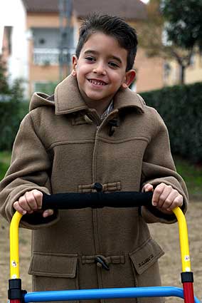 Un niño con parálisis cerebral en un parque. (Foto: Carlos Barajas)
