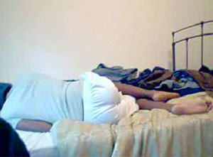 'CandyJunkie', tumbado en la cama tras suicidarse. (Foto: livevideo.com)