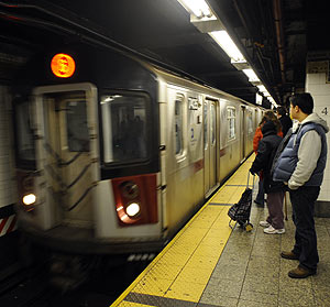 Varios pasajeros esperan en una estación de metro de Nueva York. (Foto: AFP)