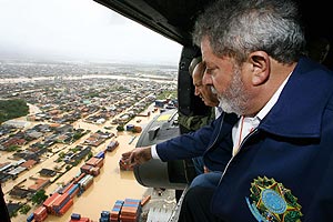 El presidente Lula da Silva sobrevuela el anegado municipio de Navegantes, en el estado de Santa Catarina, donde las lluvias han dejado m�s de 84 muertos. (Foto: EFE)
