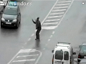 Imagen del atracador en el instante en que recibe los disparos de la policía que acaban con su vida.