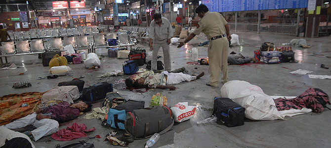 La estación de trenes Chhatrapati Shivaji después del brutal e indiscriminado ataque. (Foto: REUTERS)