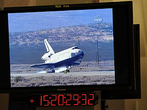 El aterrizaje del Endeavour en la Base A�rea Edwards de California, visto en un monitor de la NASA. (Foto: AFP)
