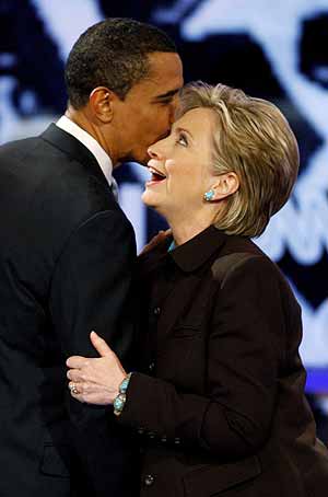 Barack Obama y Hillary Clinton durante la rueda de prensa celebrada en Chicago. (Foto: AFP