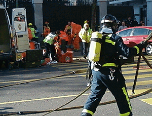 El operativo de emergencia ha obligado a cortar el tráfico en la calle Serrano durante varias horas.(Foto: Pedro Blasco)