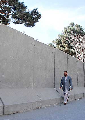 Bloques de cemento ante la embajada de India en Kabul. (M. Bernab�)