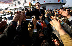 Omar Abdullah, saludado por seguidores. (Foto: EFE)