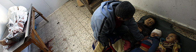 Un palestino llora la muerte de sus tres hijos en los ataques. (Foto: AFP) MÁS IMÁGENES