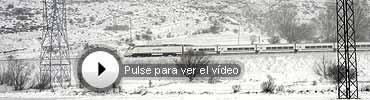 Un tren pasa cerca de Busdongo (Le�n). (Foto: EFE)