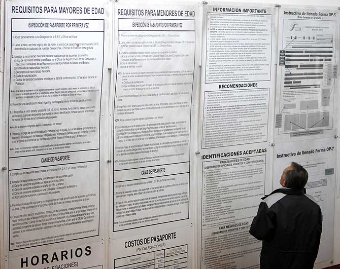 Un hombre examina los requisitos necesarios para pedir el pasaporte en México. (Foto: AP)