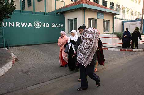 Varias personas pasan ante sede la agencia de la ONU para los refugiados en Gaza. (Foto: AP)