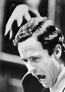 Bundy durante el juicio. Bundy durante el juicio.