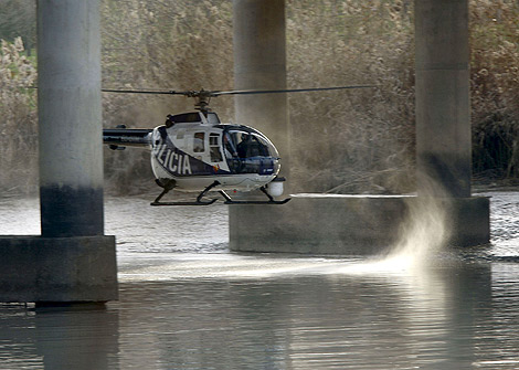 Un helicóptero pasa por la zona de la búsqueda. | Efe Un helicóptero pasa por la zona de la búsqueda. | Efe