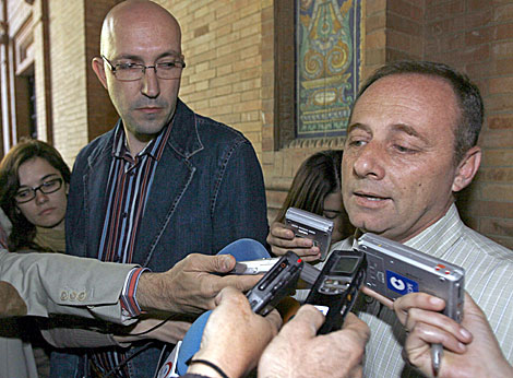 El padre y el tío de Marta, tras la reunión de esta nmañana. | Efe El padre y el tío de Marta, tras la reunión de esta nmañana. | Efe