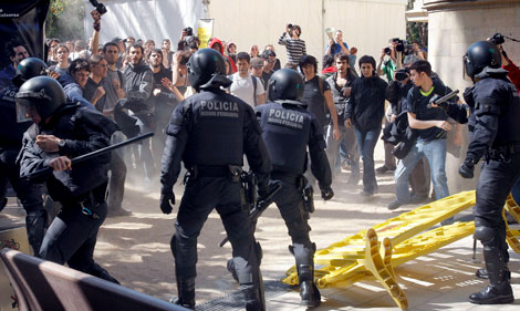 Protestas por el Plan Bolonia Mossos DEsquadra cercan a un grupo de periodistas durante las protestas en contra del Plan Bolonia