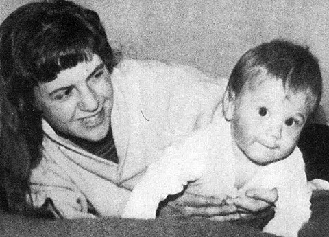 La poeta Sylvia Plath junto a su hijo en Londres, en diciembre de 1962.