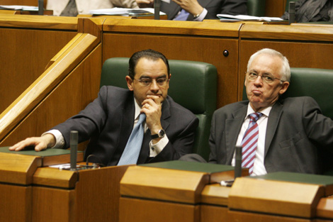Azkarraga sentado junto a Balza en la elección de la Mesa del Parlamento Vasco. | N. González