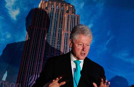 Bill Clinton, anunciando el proyecto para 'ecologizar' el edificio. | AFP