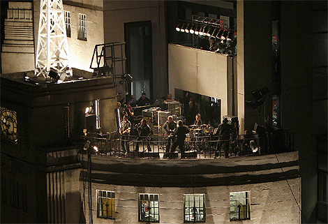 U2, en un concierto sobre la sede desde la que emite la BBC en Londres. (Foto: Reuters)