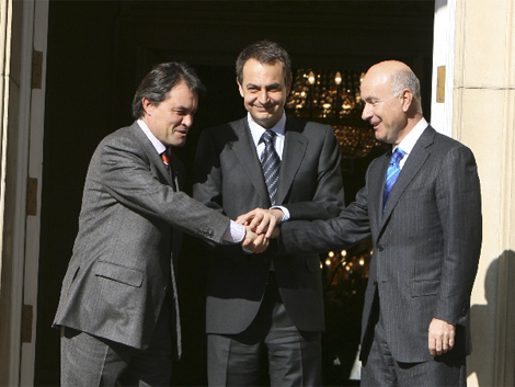 Mas, Zapatero y Duran, tras sellar el pacto. | Jose Ayma