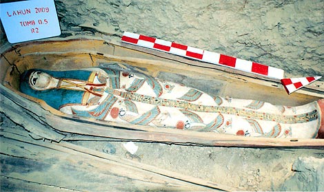 Uno de los sarcófagos de maderas encontrados en las tumbas. | Efe
