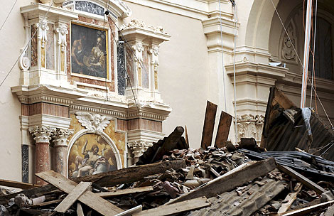 Una iglesia, hecha escombros en Italia. | Reuters