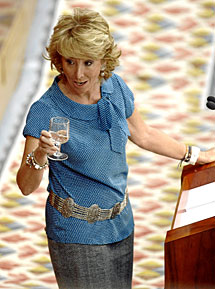 Esperanza Aguire y un vaso de agua Un momento histórico en la política de España