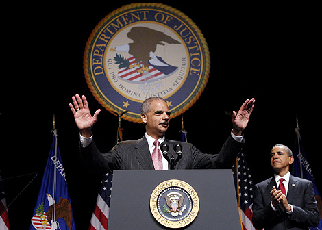 Eric Holder (izq.) en un acto junto a Barack obama en Washington. | Reuters