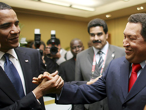 Saludo entre Barack Obama y Hugo Chávez. | Reuters