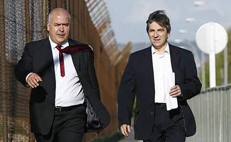 Ginés Jiménez (dcha) sale de prisión con su abogado. | Begoña Rivas