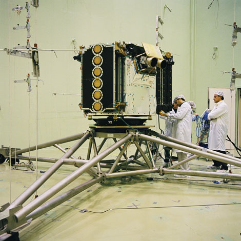 Investigadores de la ESA ultiman los preparativos del satélite 'SMOS'. | ESA