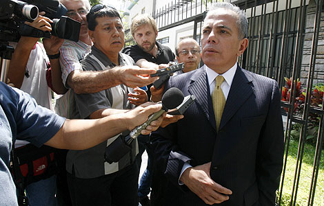 Perú hospeda a Manuel Rosales
