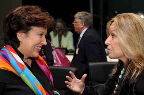 Jiménez charlando con su homóloga francesa antes de la reunión de ministros de Sanidad de la UE | Efe Jiménez charlando con su homóloga francesa antes de la reunión de ministros de Sanidad de la UE | Efe