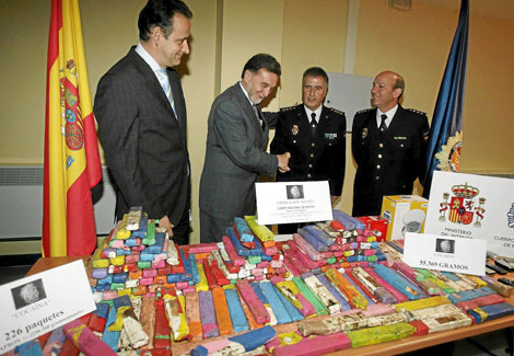 El delegado del Gobierno felicita a la Polic�a ante el alijo. | M. �lvarez