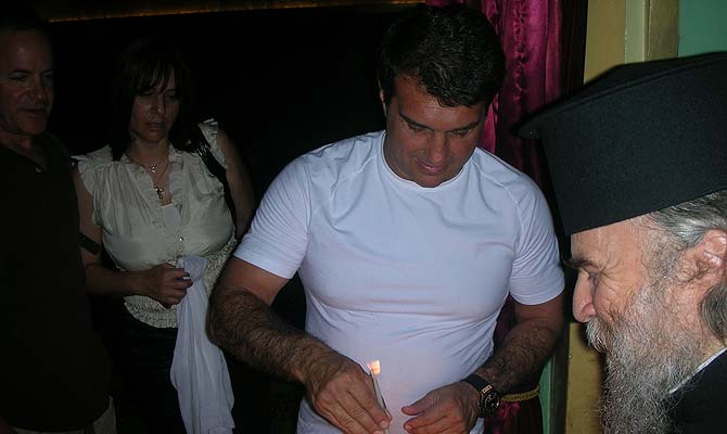 El presidente del F.C. Barcelona, con una vela en el Santo Sepulcro de Jerusalén.
