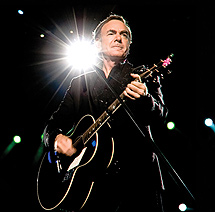 Neil y su guitarra en Nueva York. | Micah Diamond