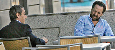 Víctor Campos y Álvaro Pérez charlan en una terraza.  José Cuéllar