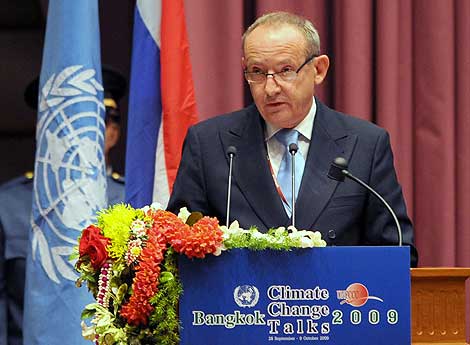Yvo de Boer durante la reunión en Bangkok. | AFP.
