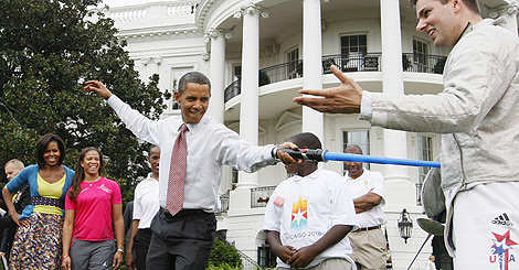 Reciente imagen de Obama junto al medallista ol&iacute;mpico Tim Morehouse. | AP