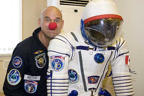 Guy Laliberté junto con su traje espacial en Baikonour (Kazajstán). | Reuters.