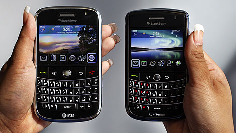 Una Blackberry Bold y una Blackberry Tour. | AP